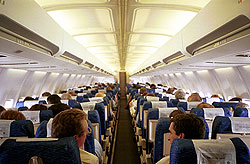 Chodbička v letadle plném cestujících